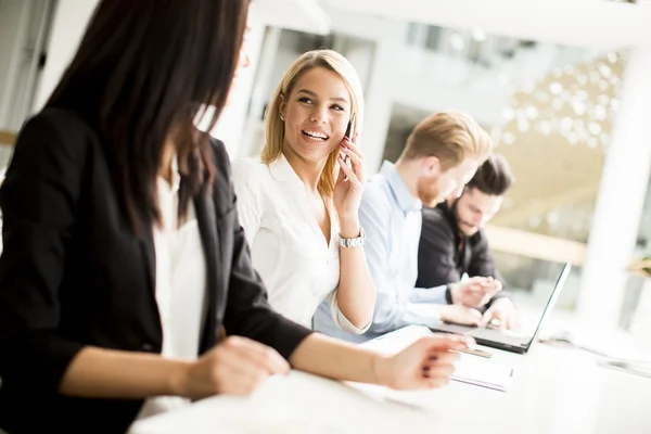 Menschen, die im Büro arbeiten — Stockfoto