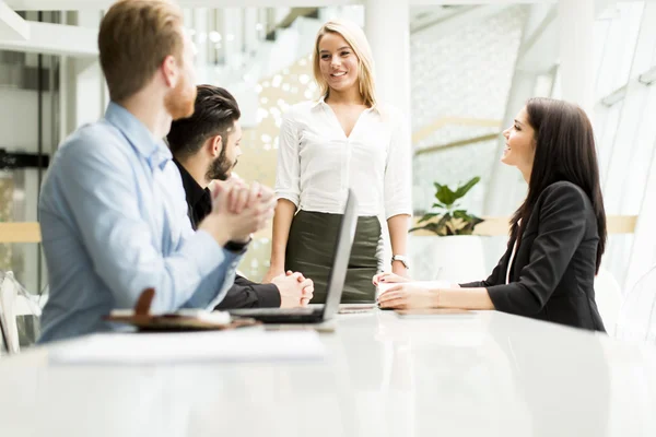 Personer som arbetar på kontoret — Stockfoto