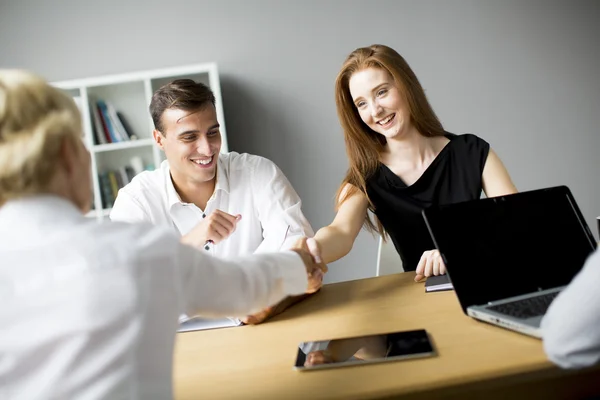 Persone che si stringono la mano — Foto Stock