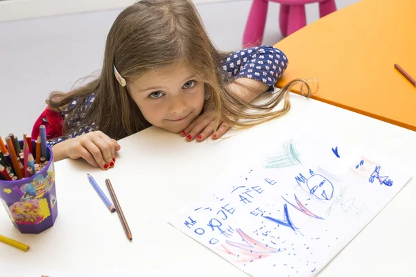 Ragazza che disegna in sala giochi — Foto Stock