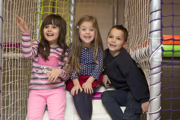 Schattige kinderen op de speelplaats — Stockfoto