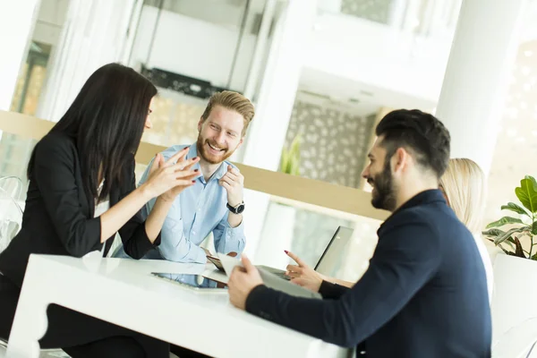 Personas que trabajan en la oficina — Foto de Stock