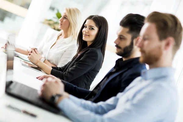 Junge Leute im Büro — Stockfoto