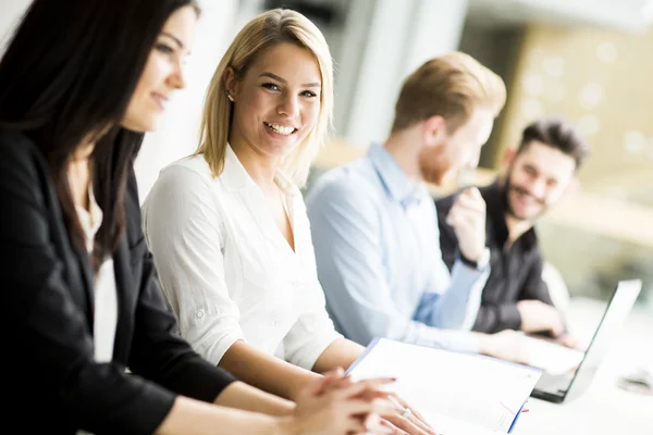 Personas que trabajan en la oficina — Foto de Stock