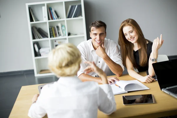 Geschäftsleute im Büro — Stockfoto