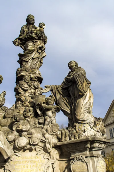 Estatua de la Virgen y San Bernardo en el puente de Carlos — Foto de Stock