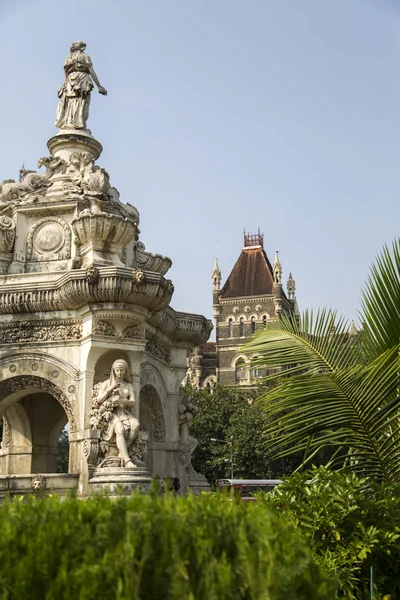 东方建筑和植物区系喷泉在孟买 — 图库照片