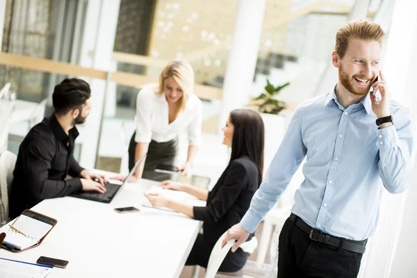 Menschen, die im Büro arbeiten — Stockfoto