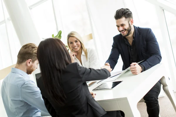 Personas que trabajan en la oficina — Foto de Stock