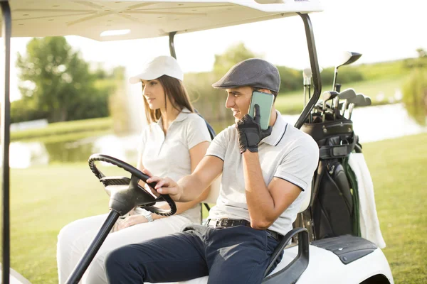 Pareja en carrito de golf — Foto de Stock