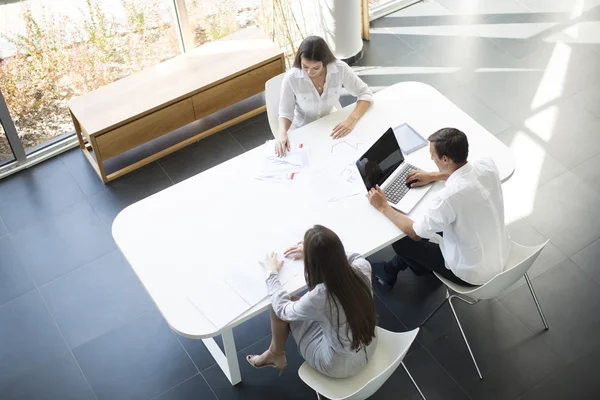 Jóvenes en la oficina — Foto de Stock