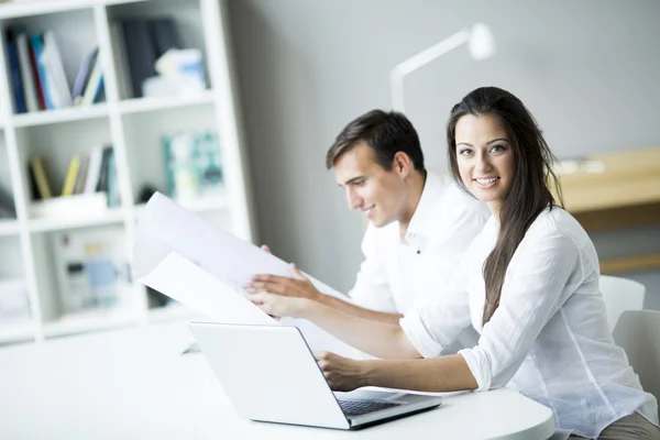 Junge Leute im Büro — Stockfoto