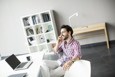 Ofisteki genç adam.