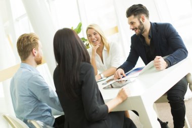 ofiste çalışan genç insanlar