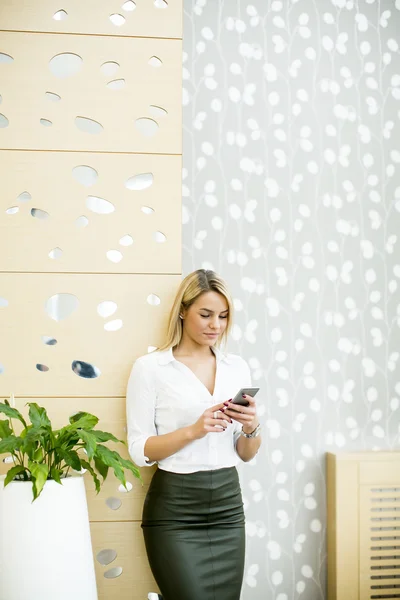 Woman with mobile phone — Stock Photo, Image