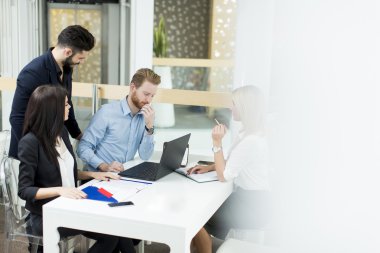 ofiste çalışan genç insanlar