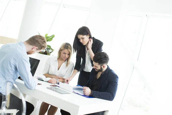 Jonge mensen die werken in het kantoor — Stockfoto