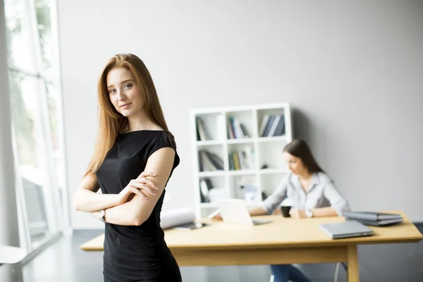 Mujeres jóvenes que trabajan en la oficina — Foto de Stock