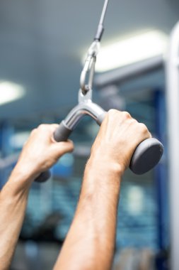 Spor salonunda vücut geliştirmeci