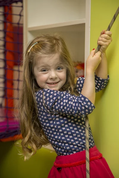 Kleines Mädchen im Spielzimmer — Stockfoto