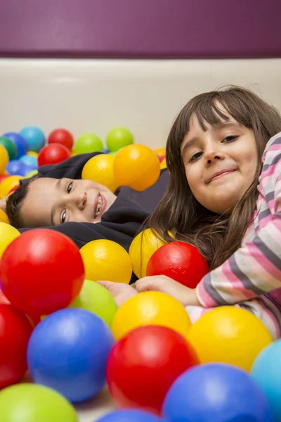 Crianças bonitos no parque infantil — Fotografia de Stock