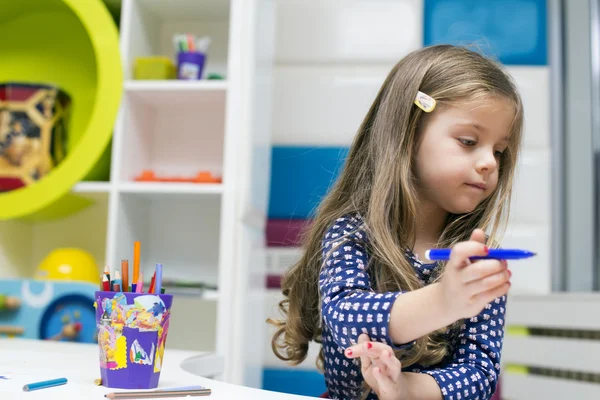 Dessin fille à la salle de jeux — Photo