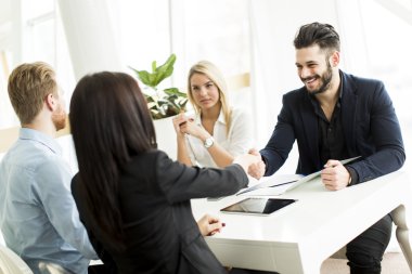 ofiste çalışan genç insanlar