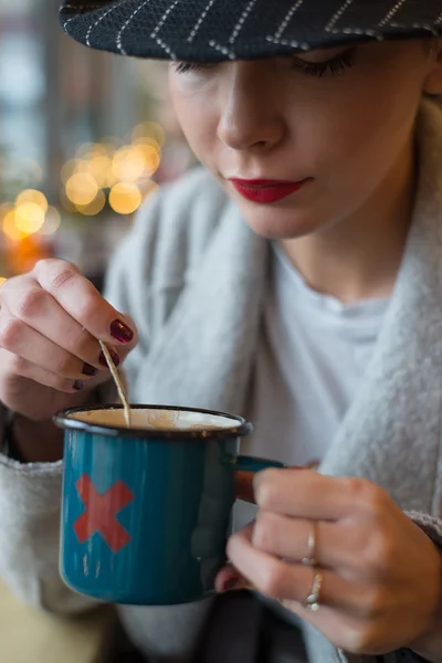 Mujer bebiendo café — Foto de Stock