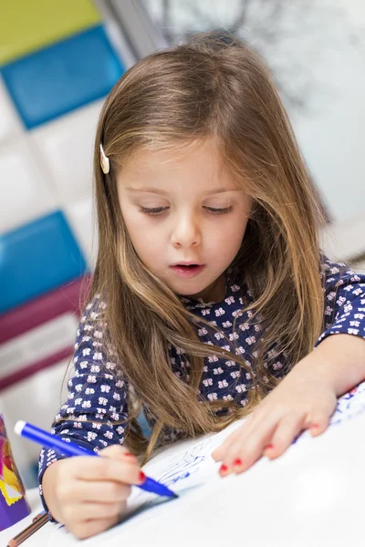 Menina desenho na sala de jogos — Fotografia de Stock