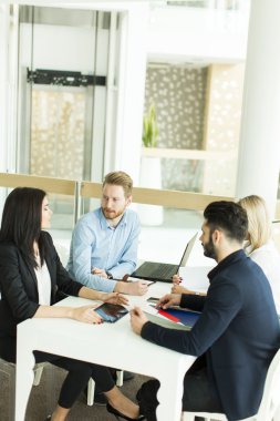 ofiste çalışan genç insanlar