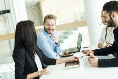 ofiste çalışan genç insanlar