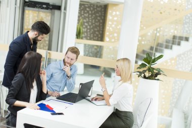 ofiste çalışan genç insanlar