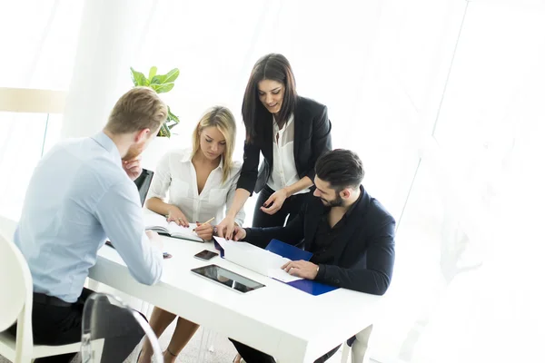 Junge Leute im Büro — Stockfoto