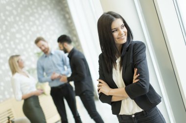 ofiste çalışan genç insanlar