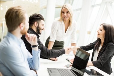 ofiste çalışan genç insanlar