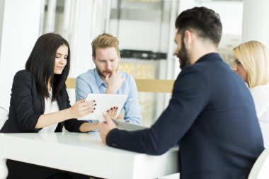 ofiste çalışan genç insanlar