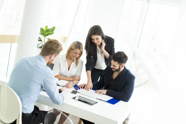 Young people working in the office — Stock Photo, Image