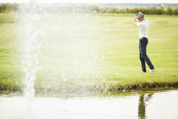 Hombre jugando al golf — Foto de Stock