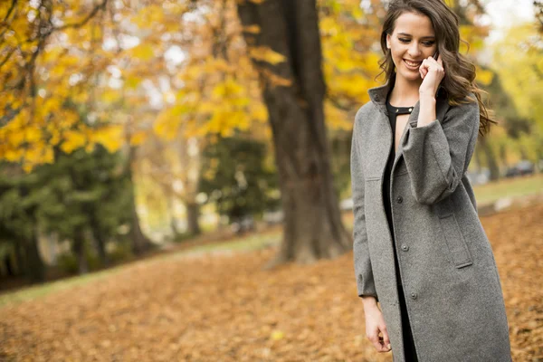 Young woman with mobile phone — Stock Photo, Image