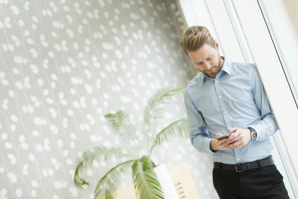 Man met mobiele telefoon — Stockfoto