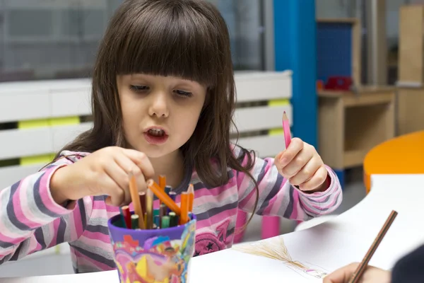 Menina desenho na sala de jogos — Fotografia de Stock