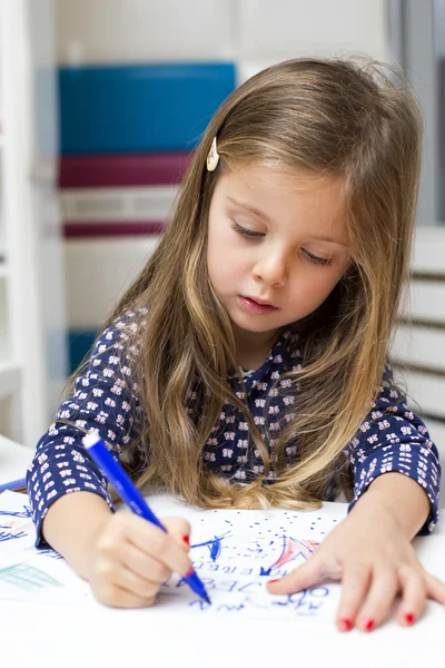 Dessin fille à la salle de jeux — Photo