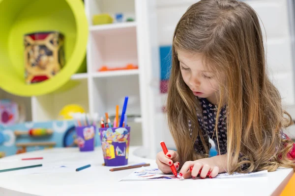 Ragazza che disegna in sala giochi — Foto Stock