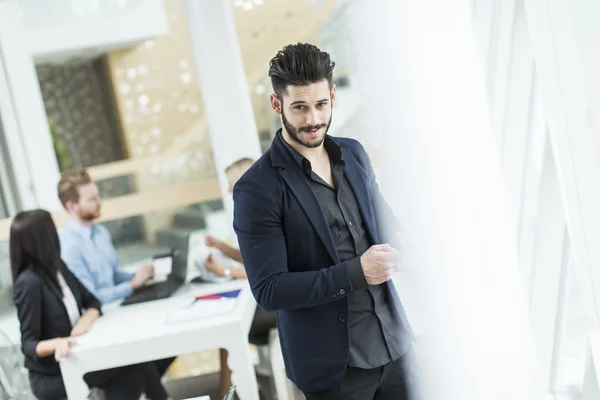 Les jeunes dans le bureau — Photo