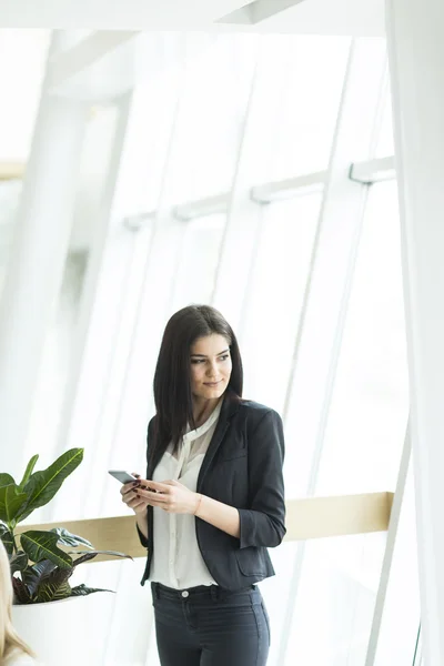 Mujer joven en la oficina — Foto de Stock