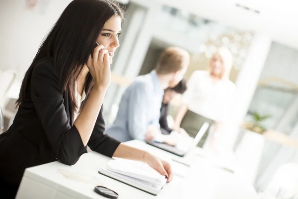 Les jeunes dans le bureau — Photo