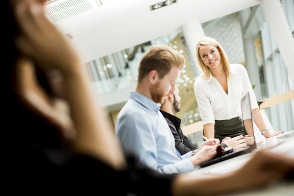 Junge Leute im Büro — Stockfoto