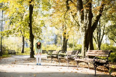 Parkta koşan kadın