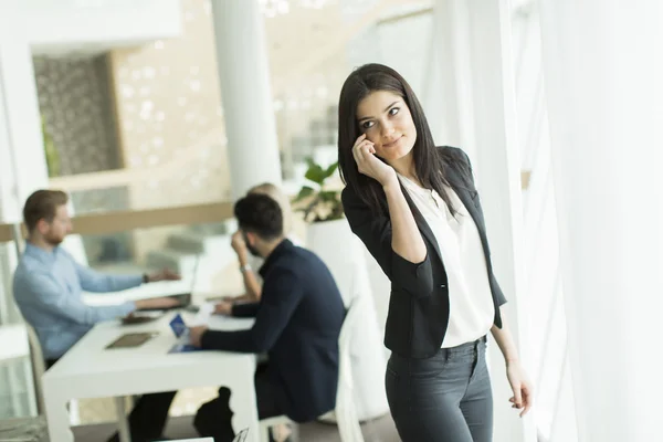 Junge Leute im Büro — Stockfoto