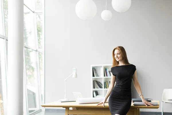 Ung kvinna på kontoret — Stockfoto